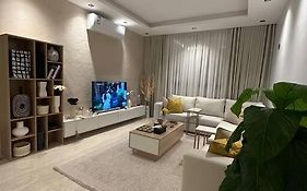 Three Bedroom furnished apartment in north Riyadh - شقه 3 غرف مميزه ومتكامله في شمال الرياض مع مرافق فريده